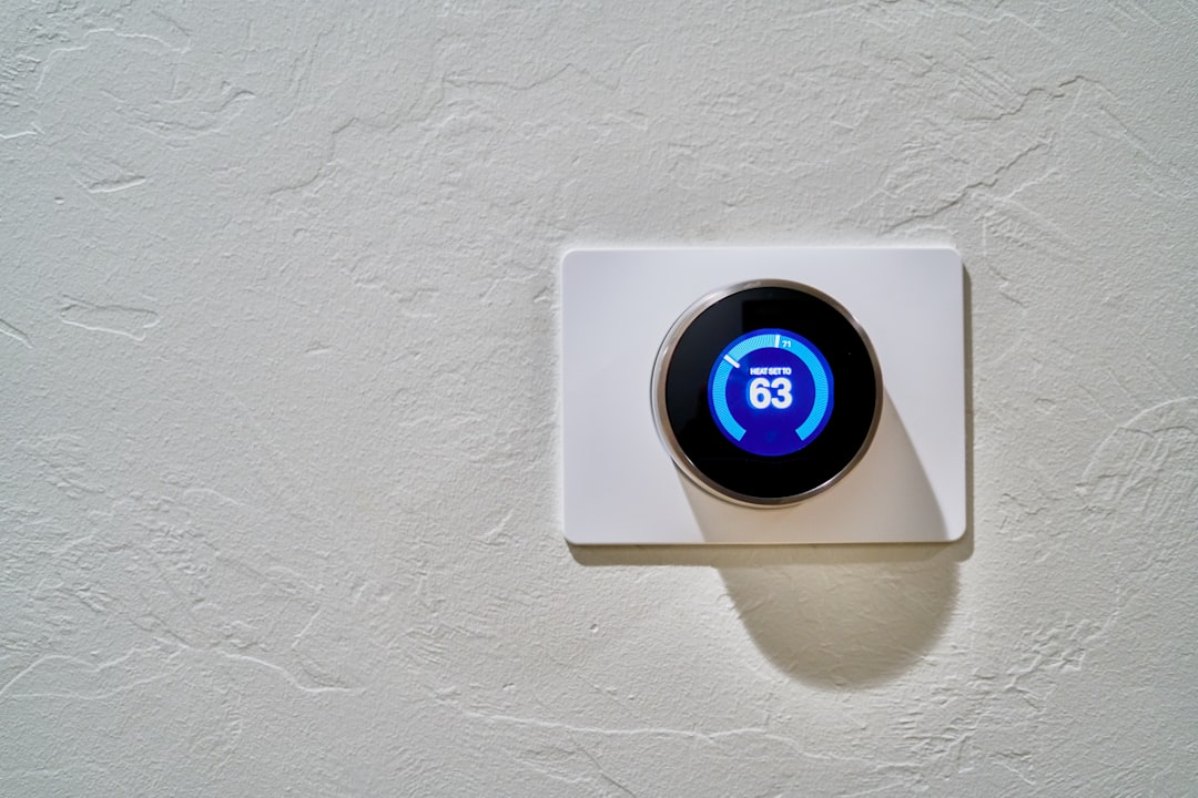 white-thermostat-at-62-mawe-fqgdxc